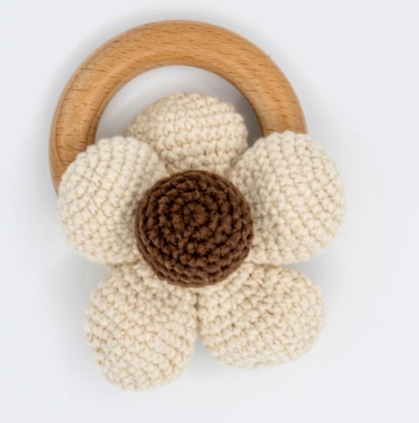 Gehaakte bloem rammelaar