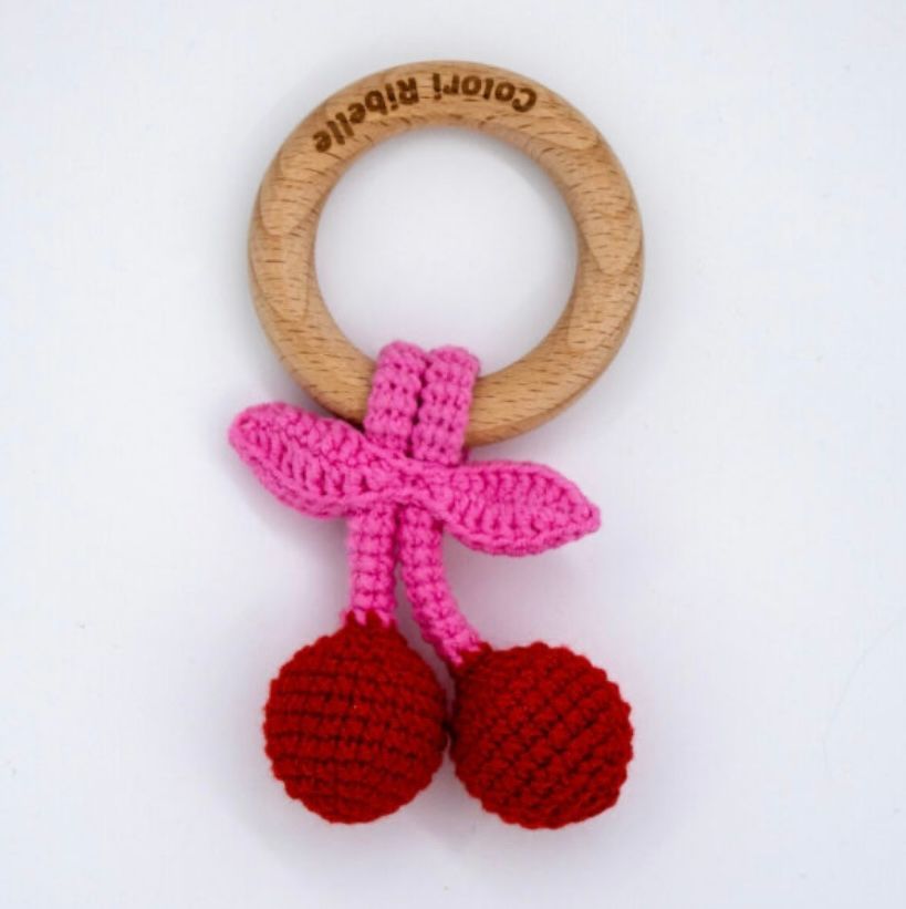 Gehaakte kersjes rammelaar