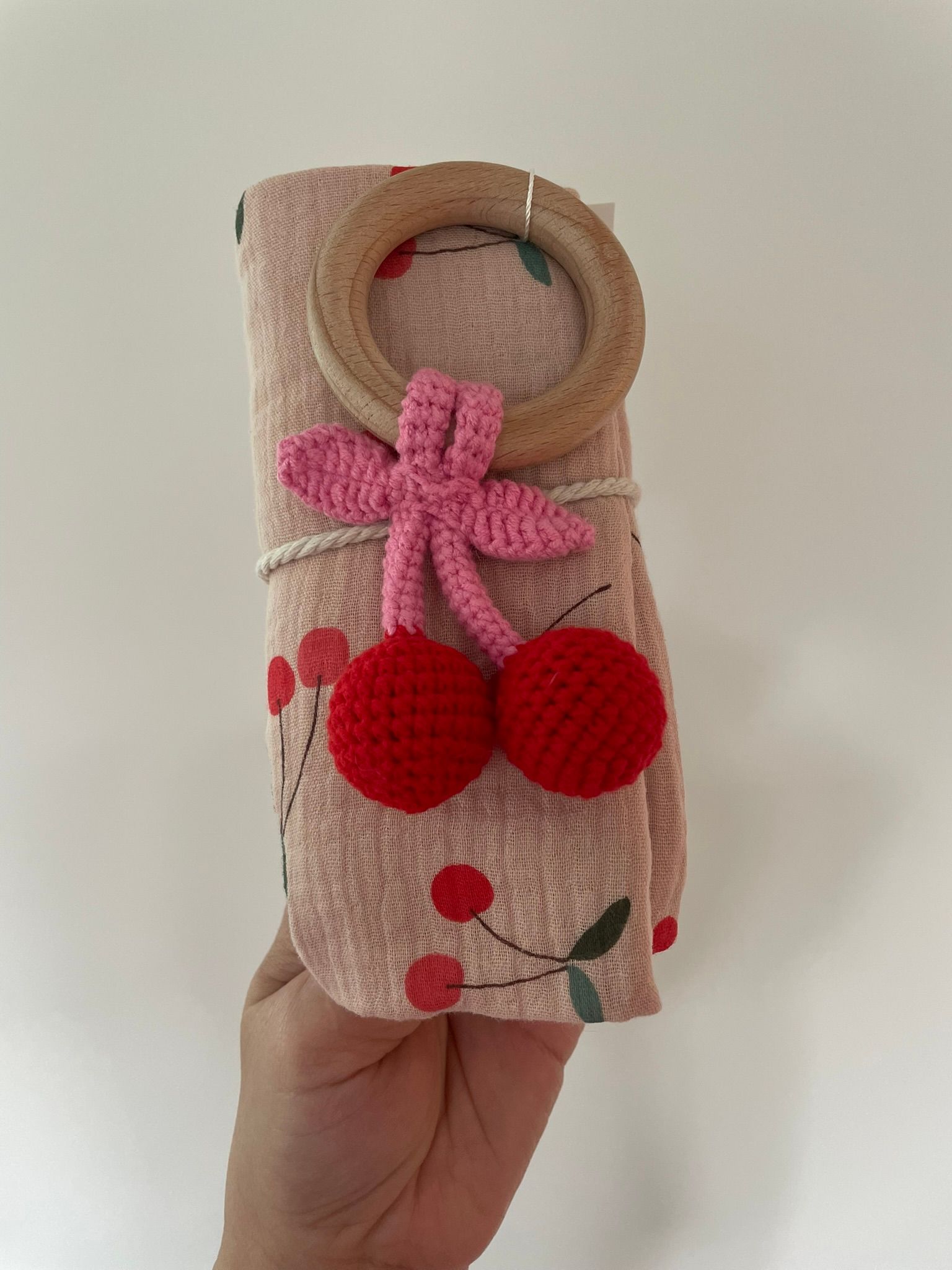 Gehaakte kersjes rammelaar