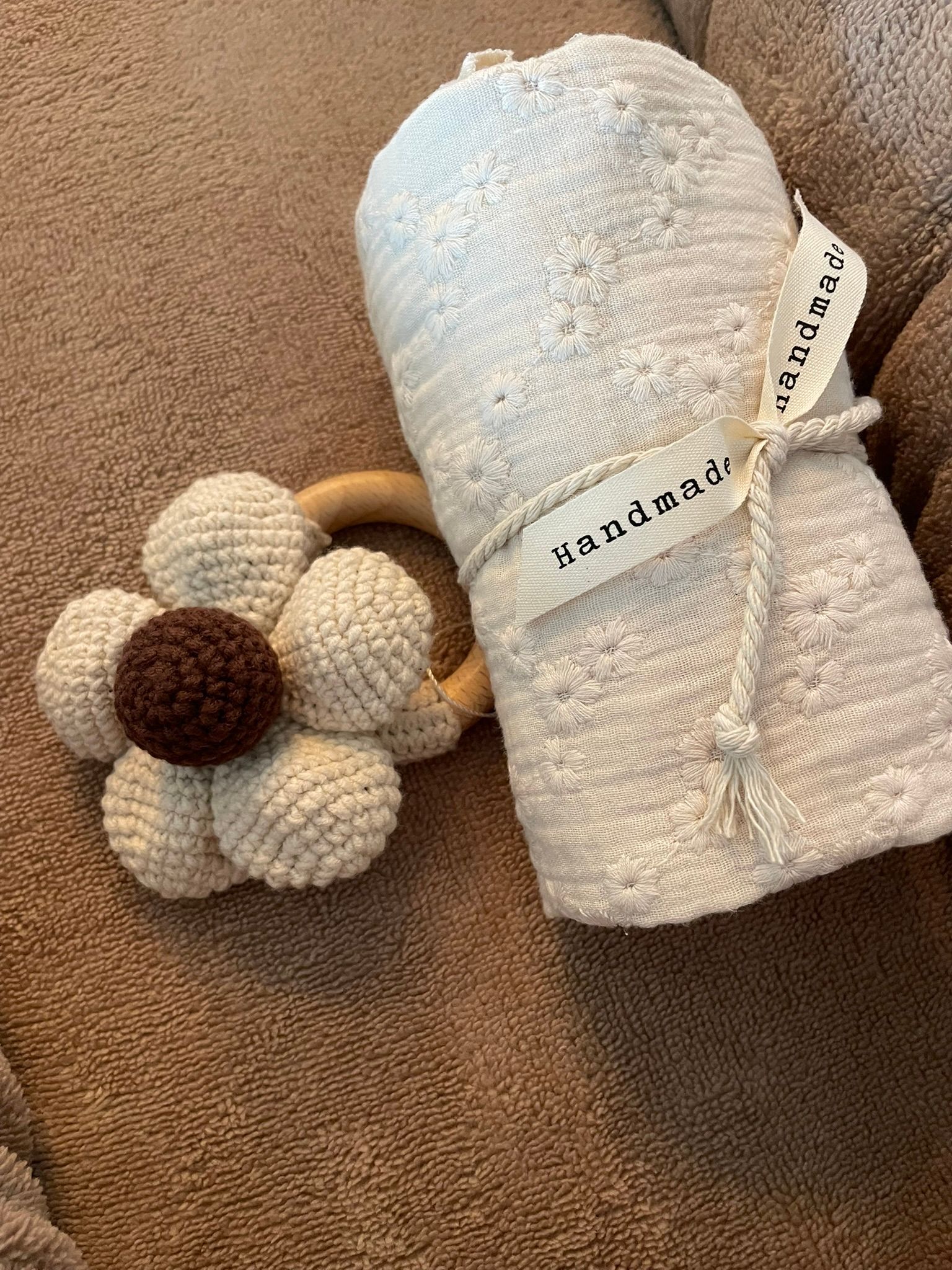 Gehaakte bloem rammelaar