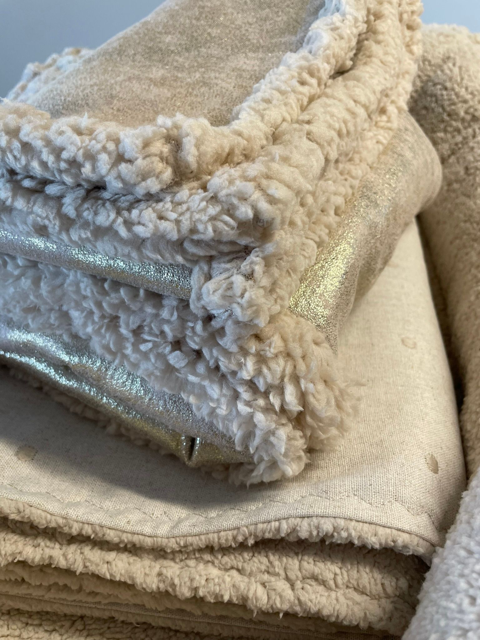 Dekentje teddy vleugje goud