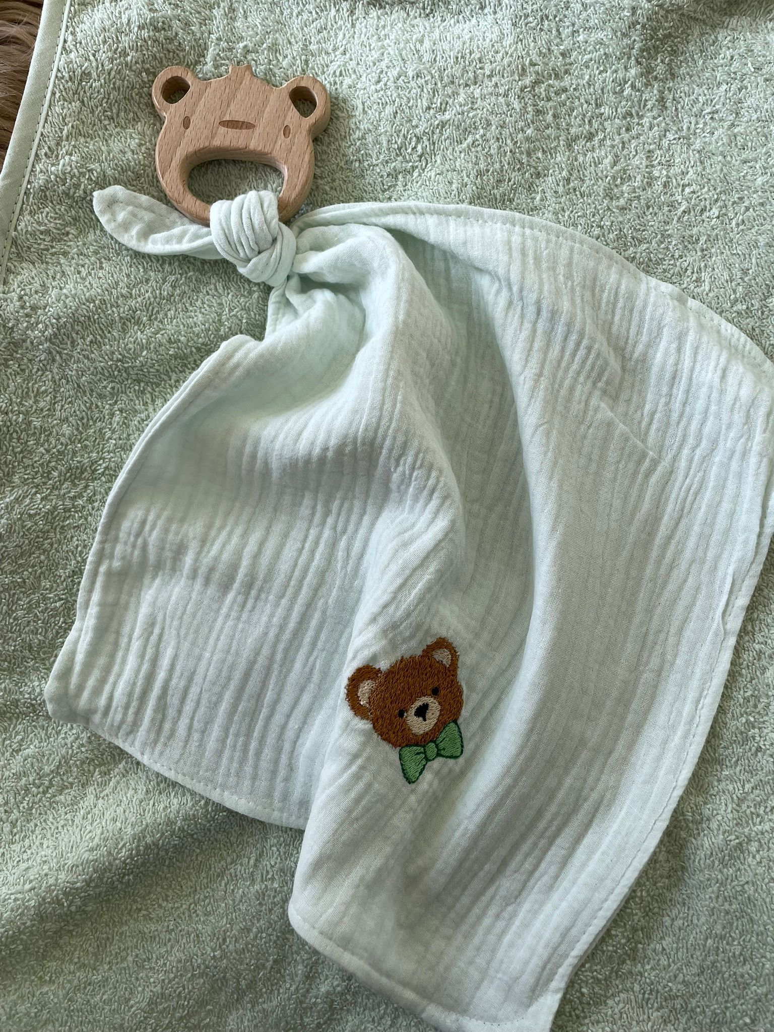Speendoekje met bijtring geborduurd beertje groen