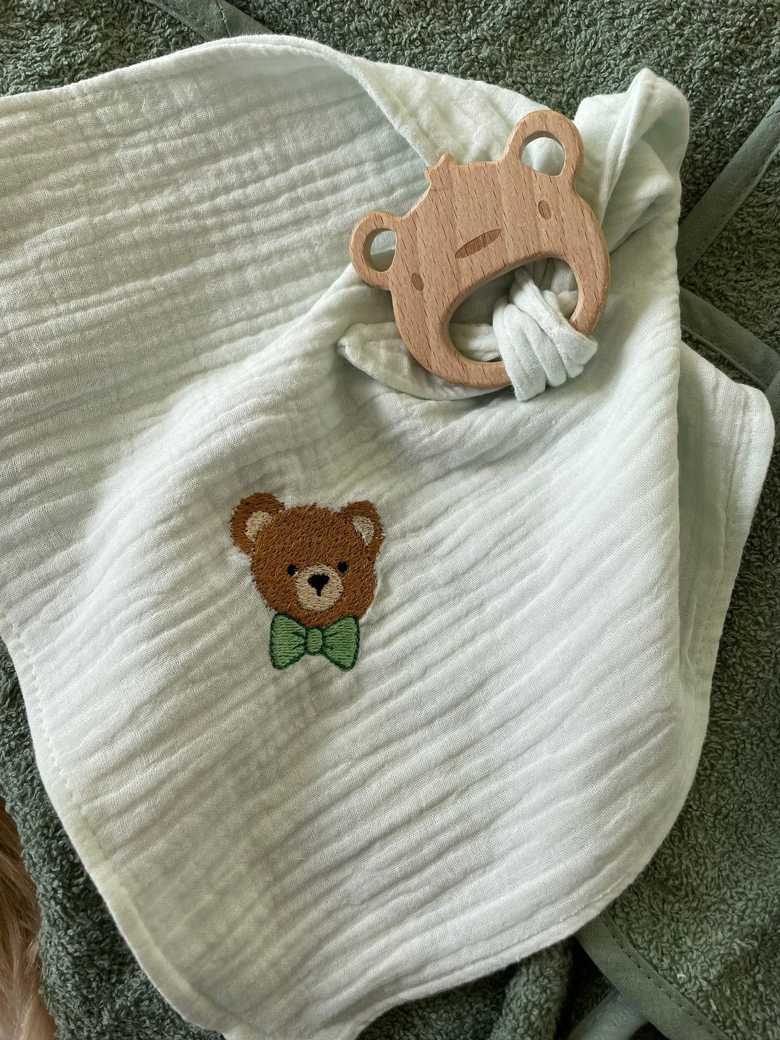 Speendoekje met bijtring geborduurd beertje groen