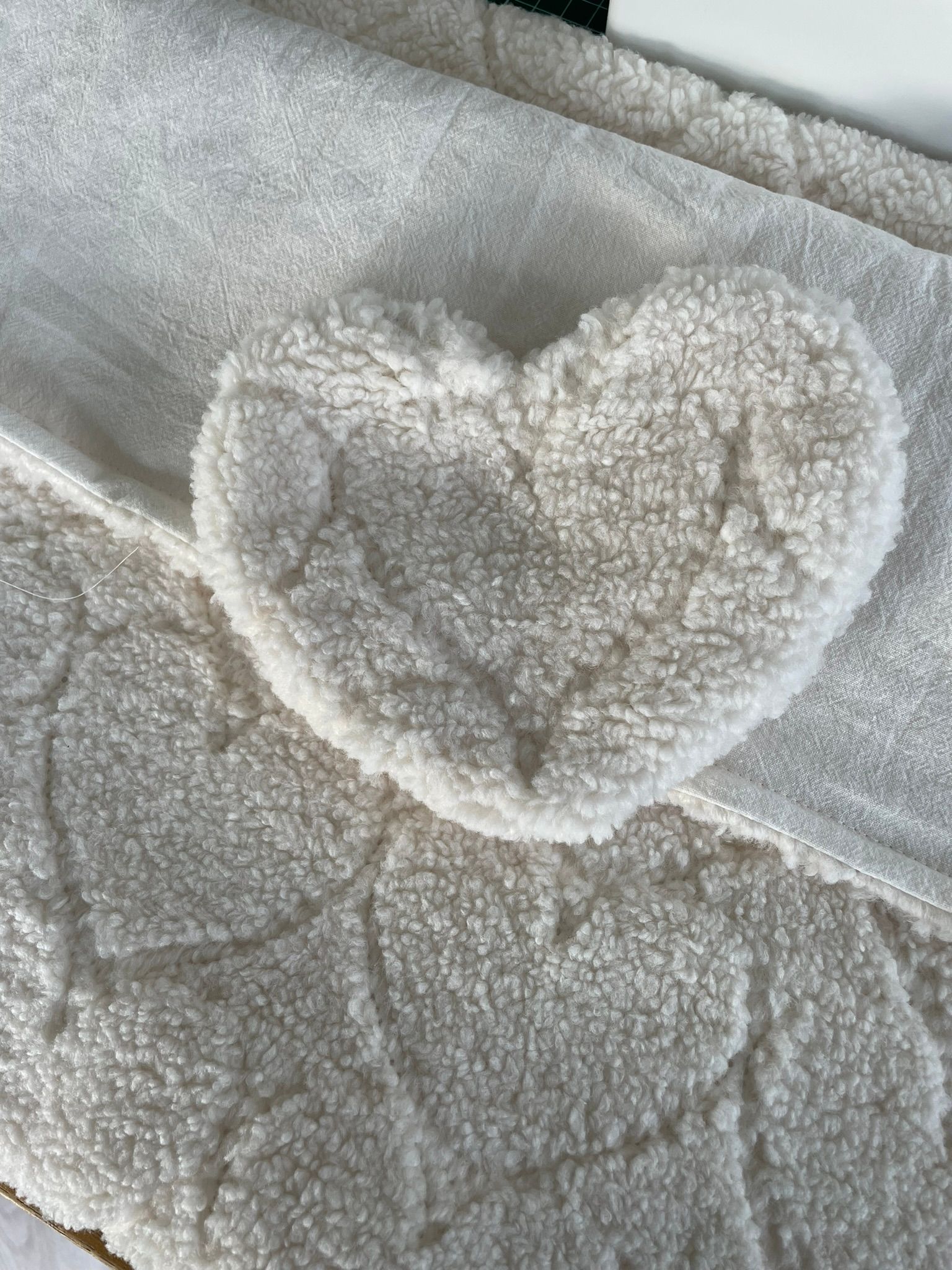 Dekentje teddy hearts gebroken wit