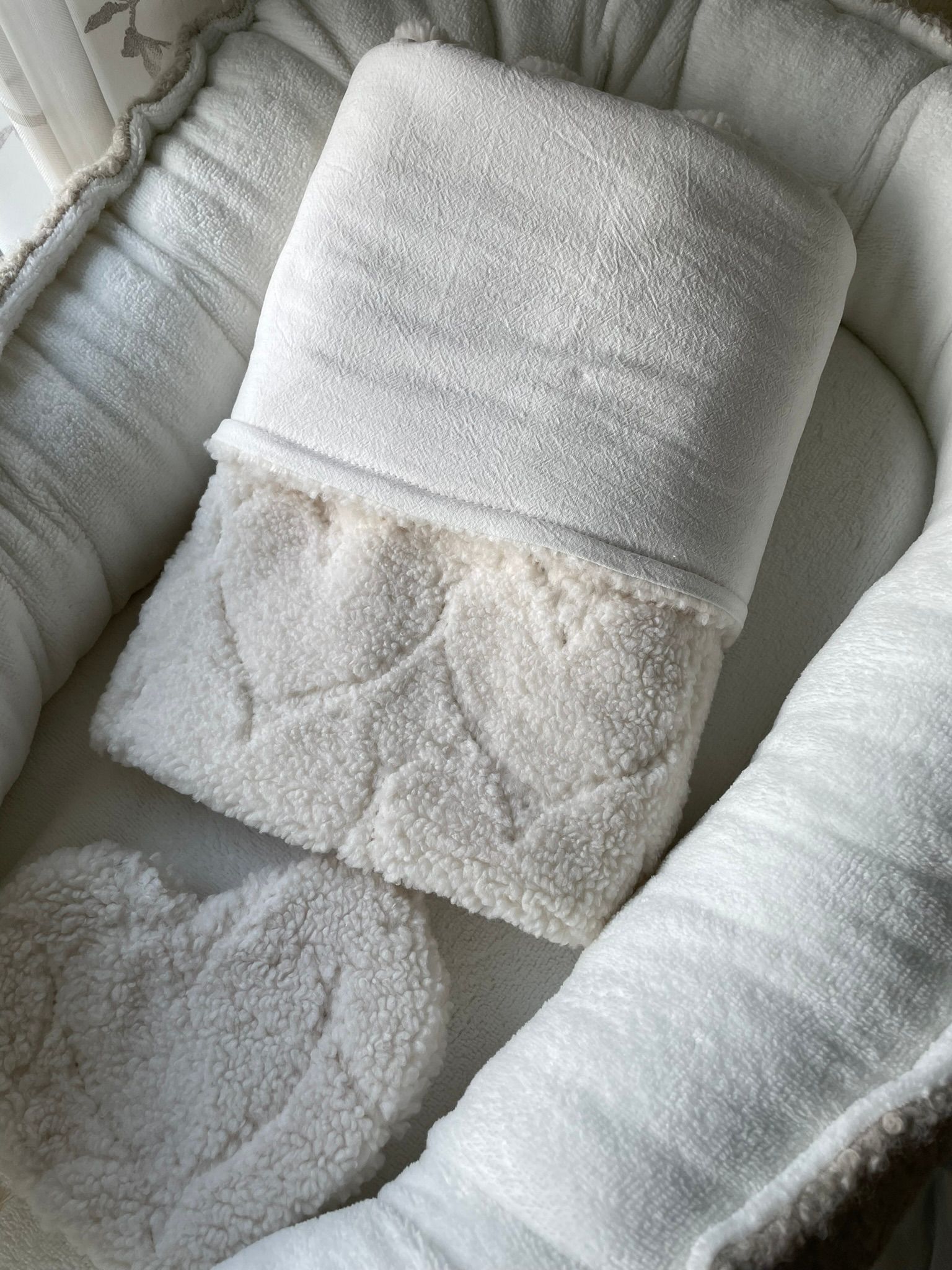 Dekentje teddy hearts gebroken wit