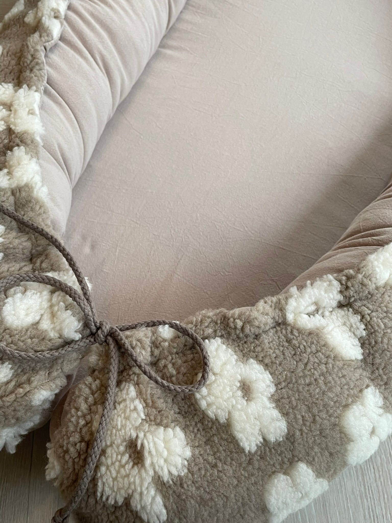 Babynestje taupe bouclé daisy