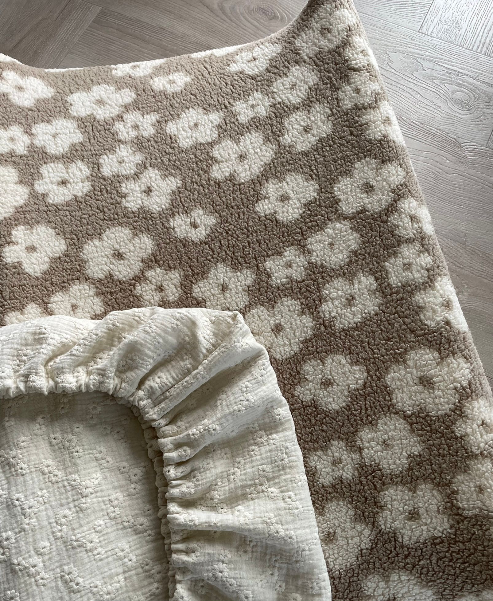 Hoeslaken teddy daisies taupe