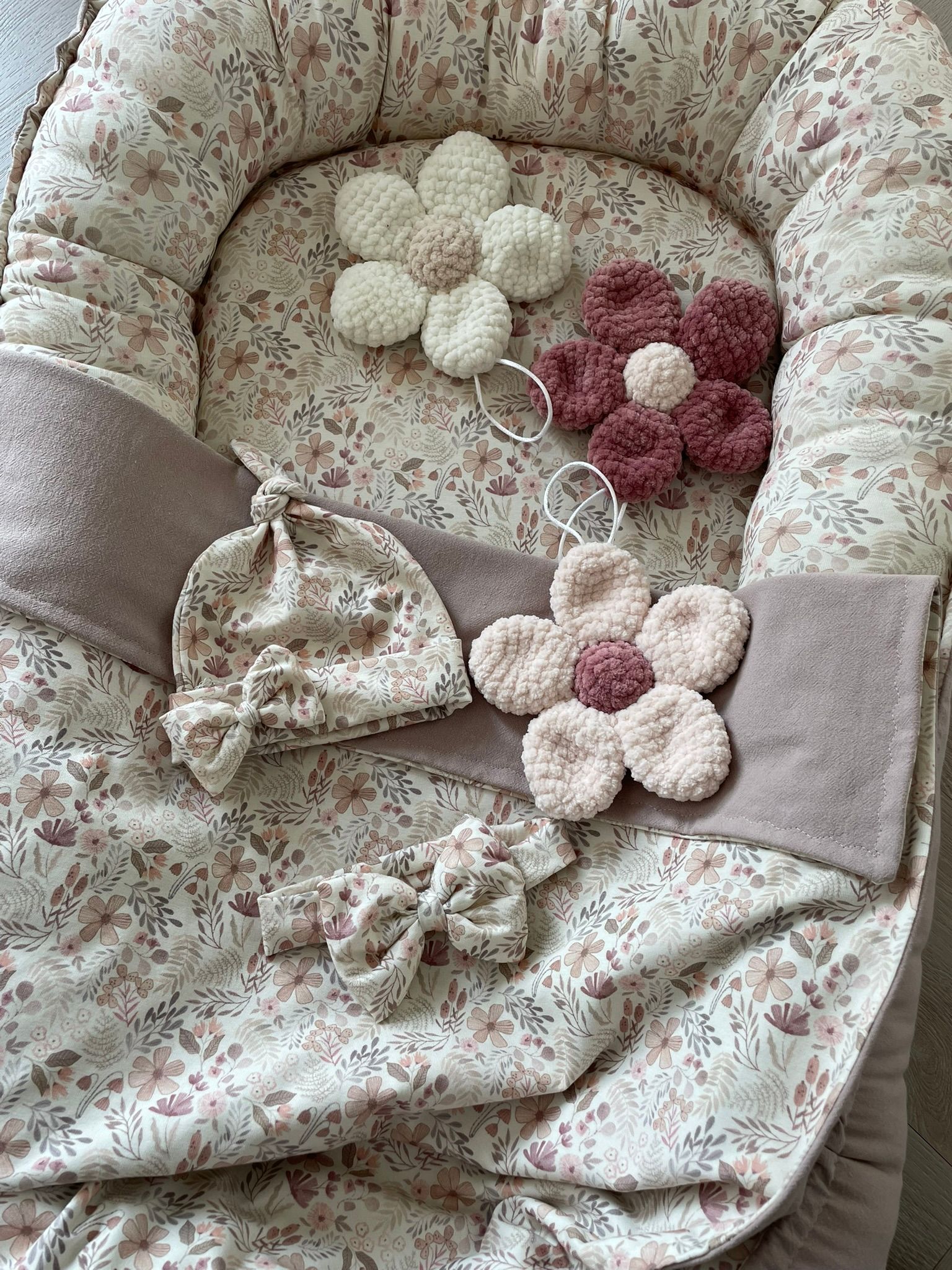 Speenknuffel  bloem  Roos - gehaakt