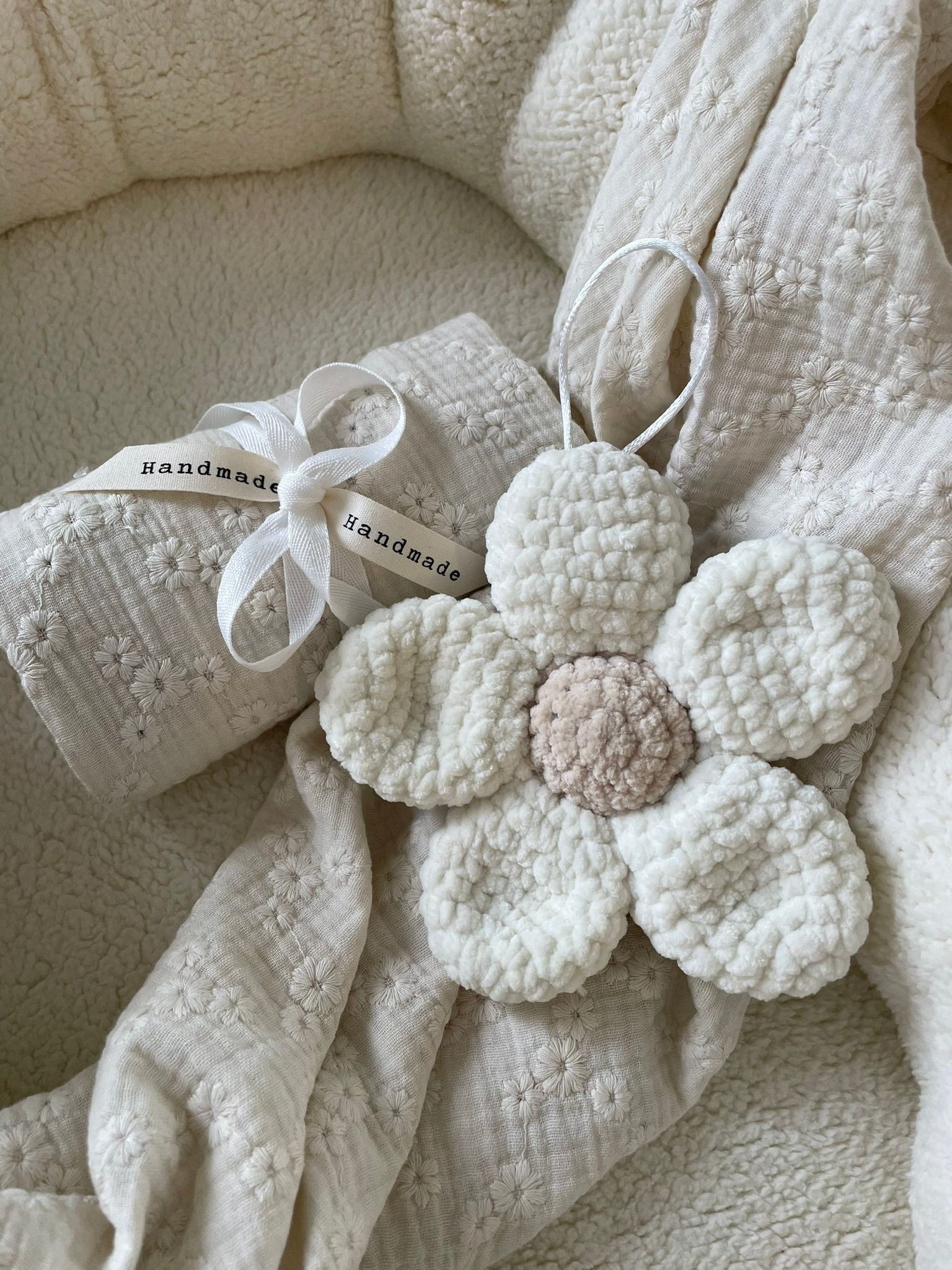 Speenknuffel  bloem  Daisy - gehaakt