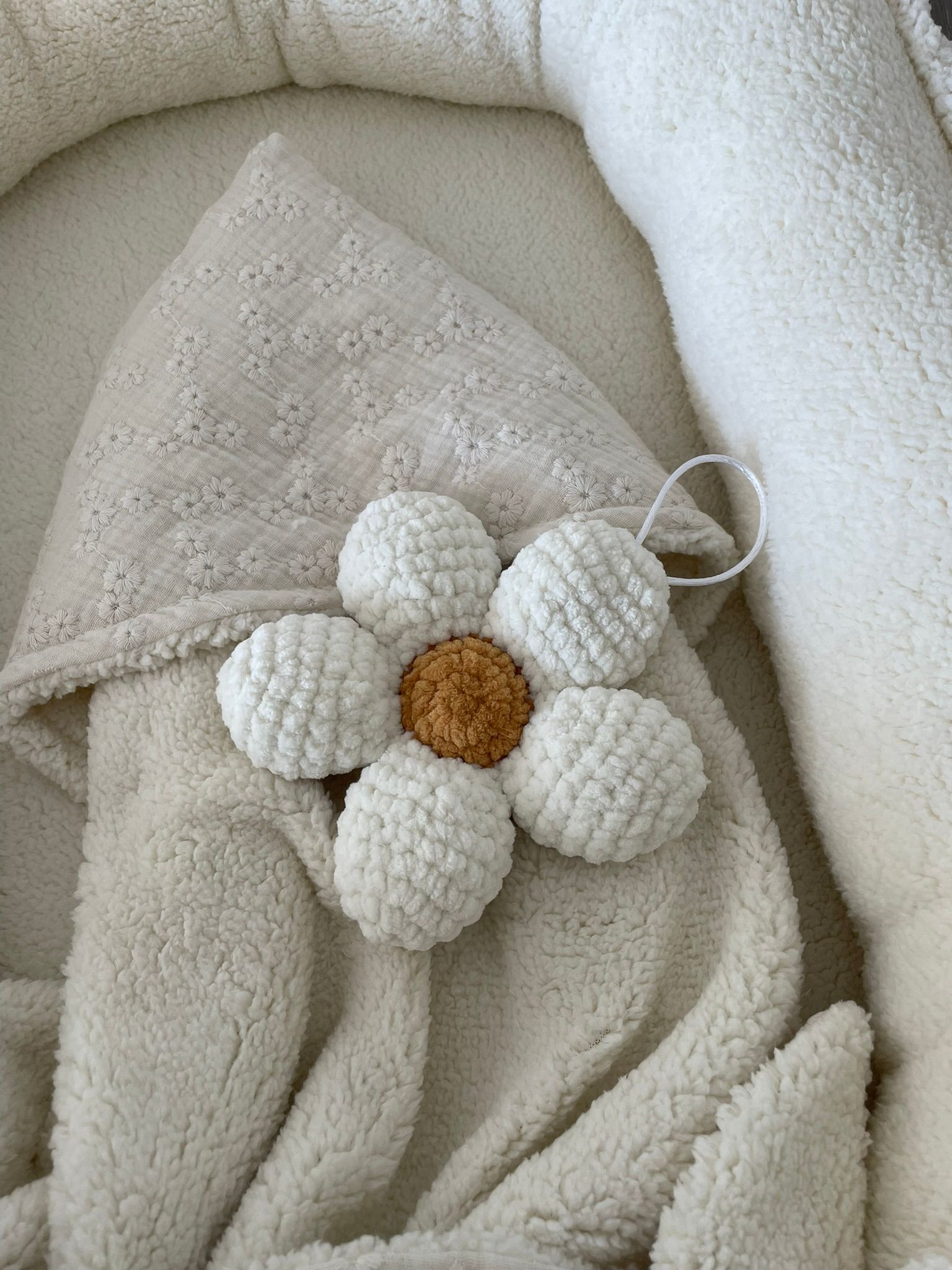 Speenknuffel  bloem  Margriet - gehaakt