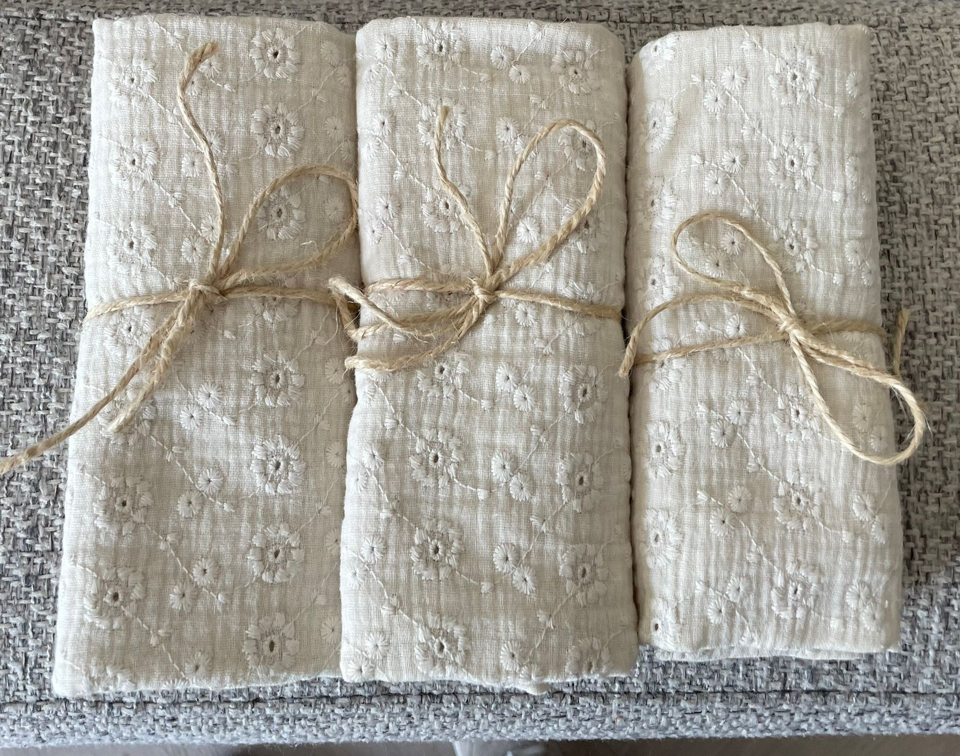 Hydrofiele doek, swaddle geborduurd naturel