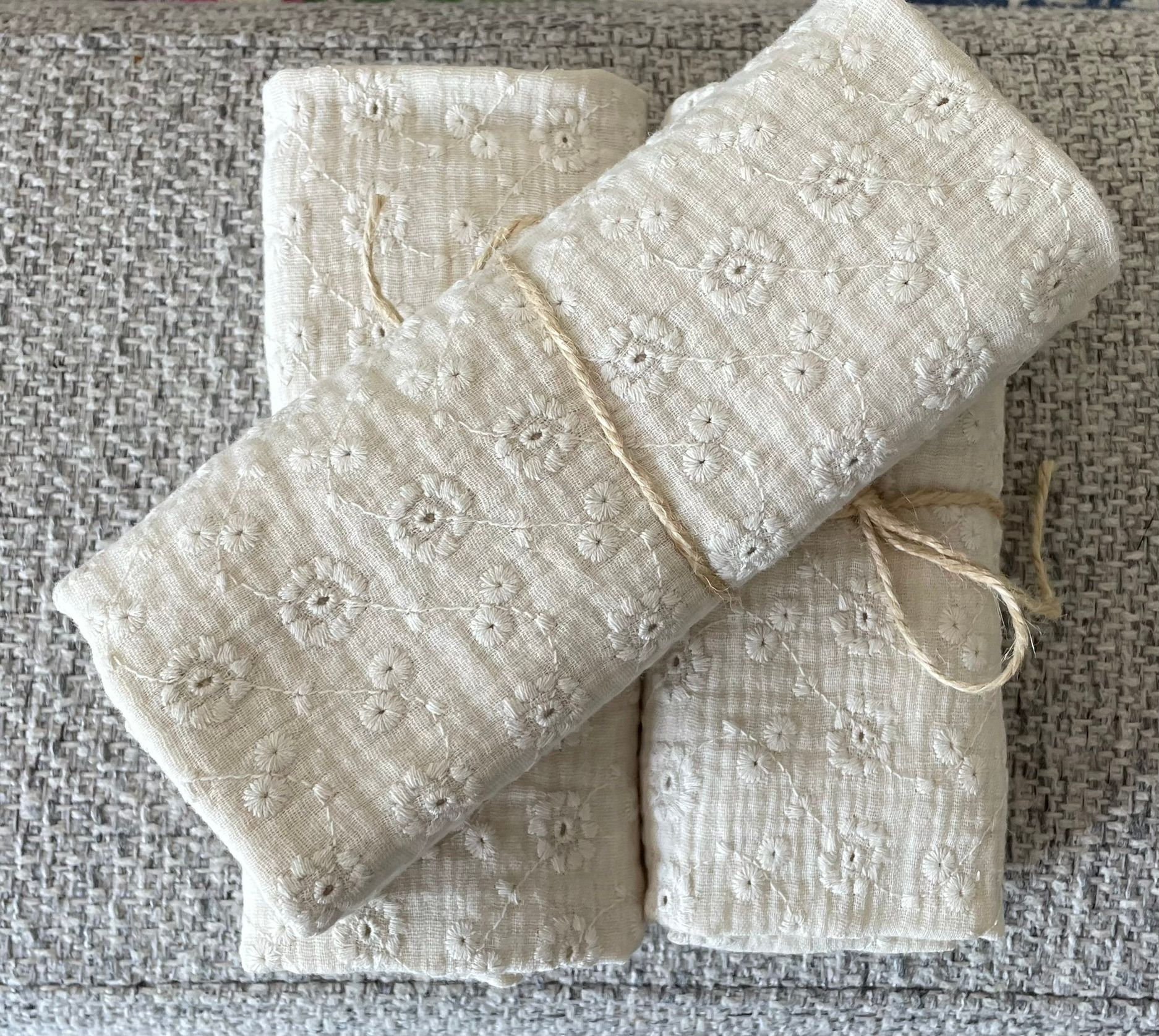 Hydrofiele doek, swaddle geborduurd naturel