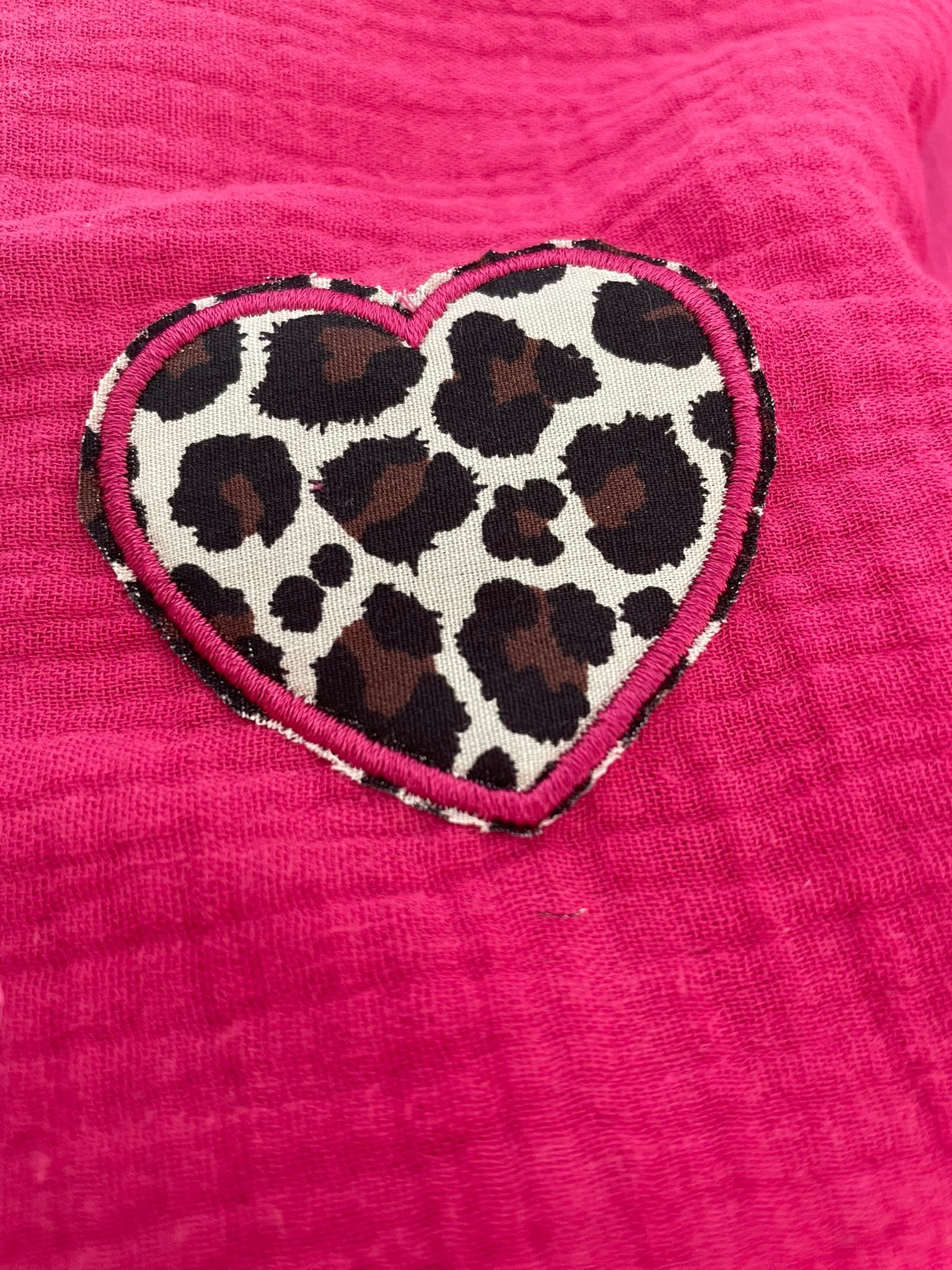Hydrofiele doek, swaddle panter pink geborduurd hart