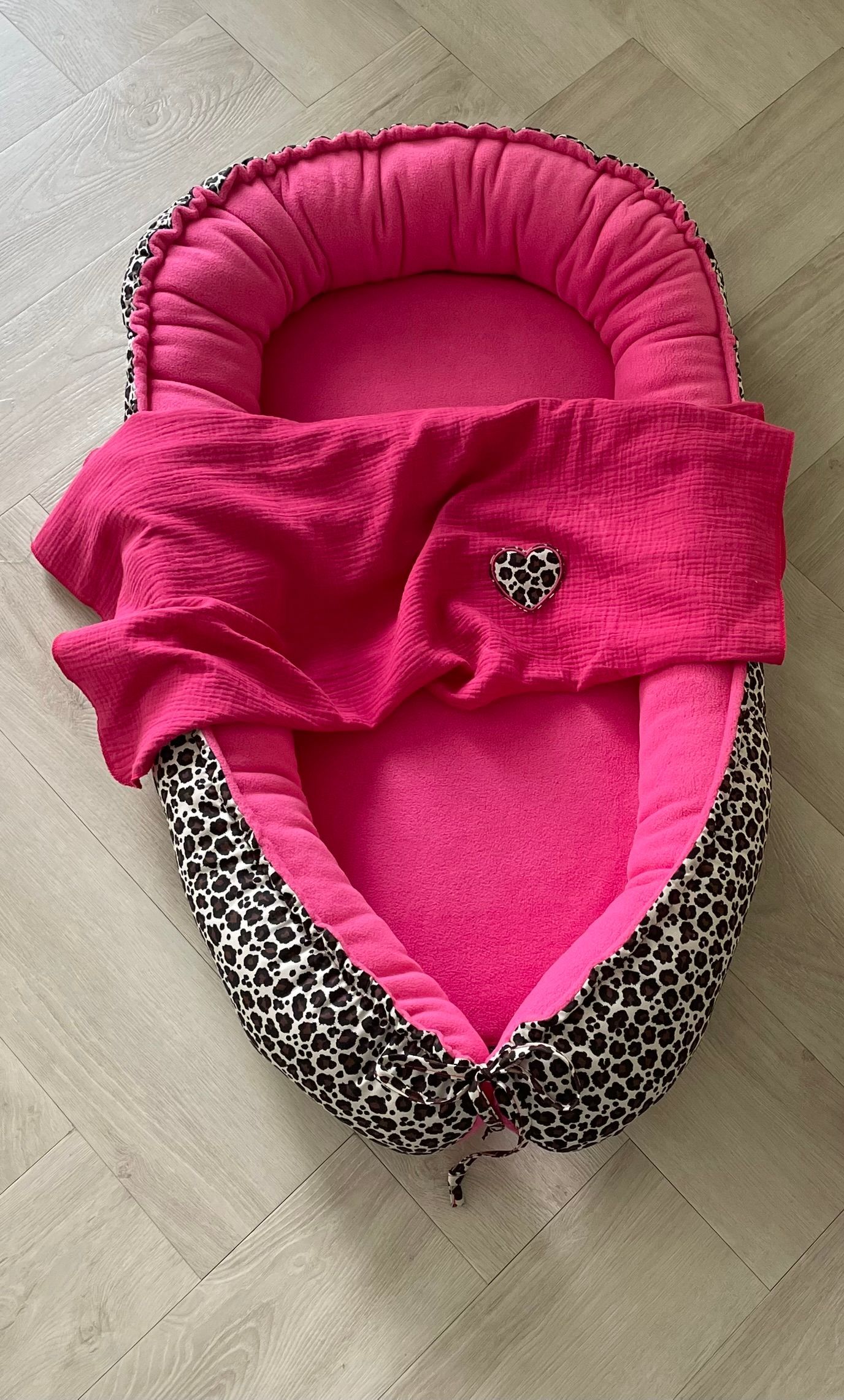 Hydrofiele doek, swaddle panter pink geborduurd hart