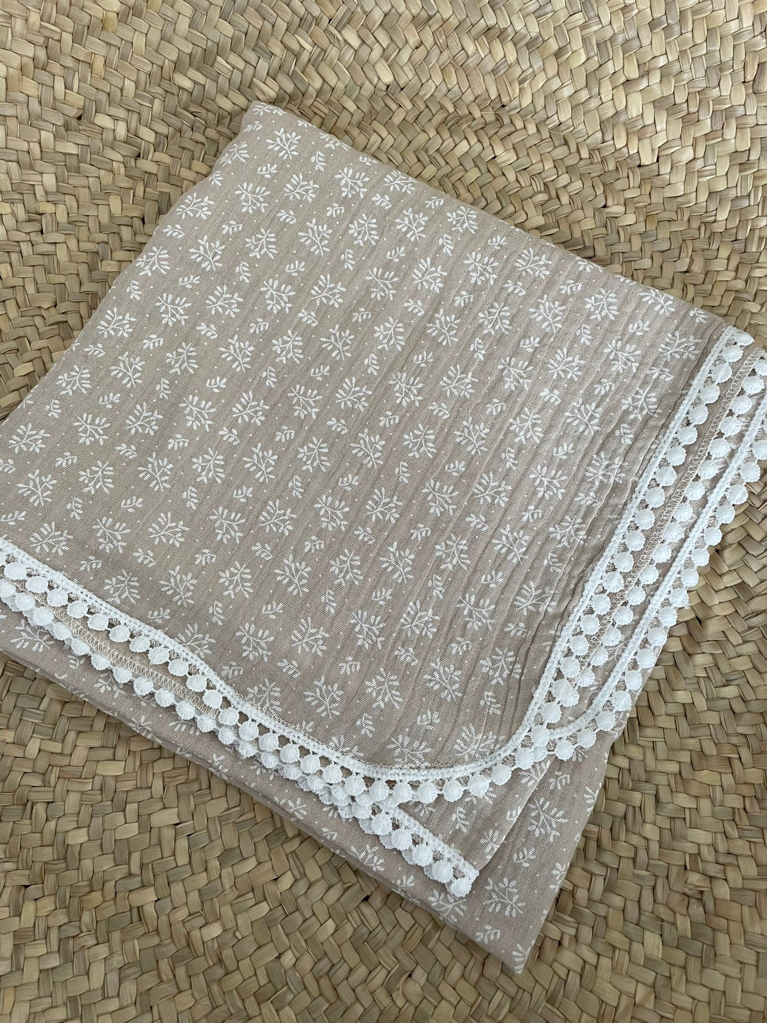Swaddle hydrofiele doek beige bloemetjes bolletjes kant