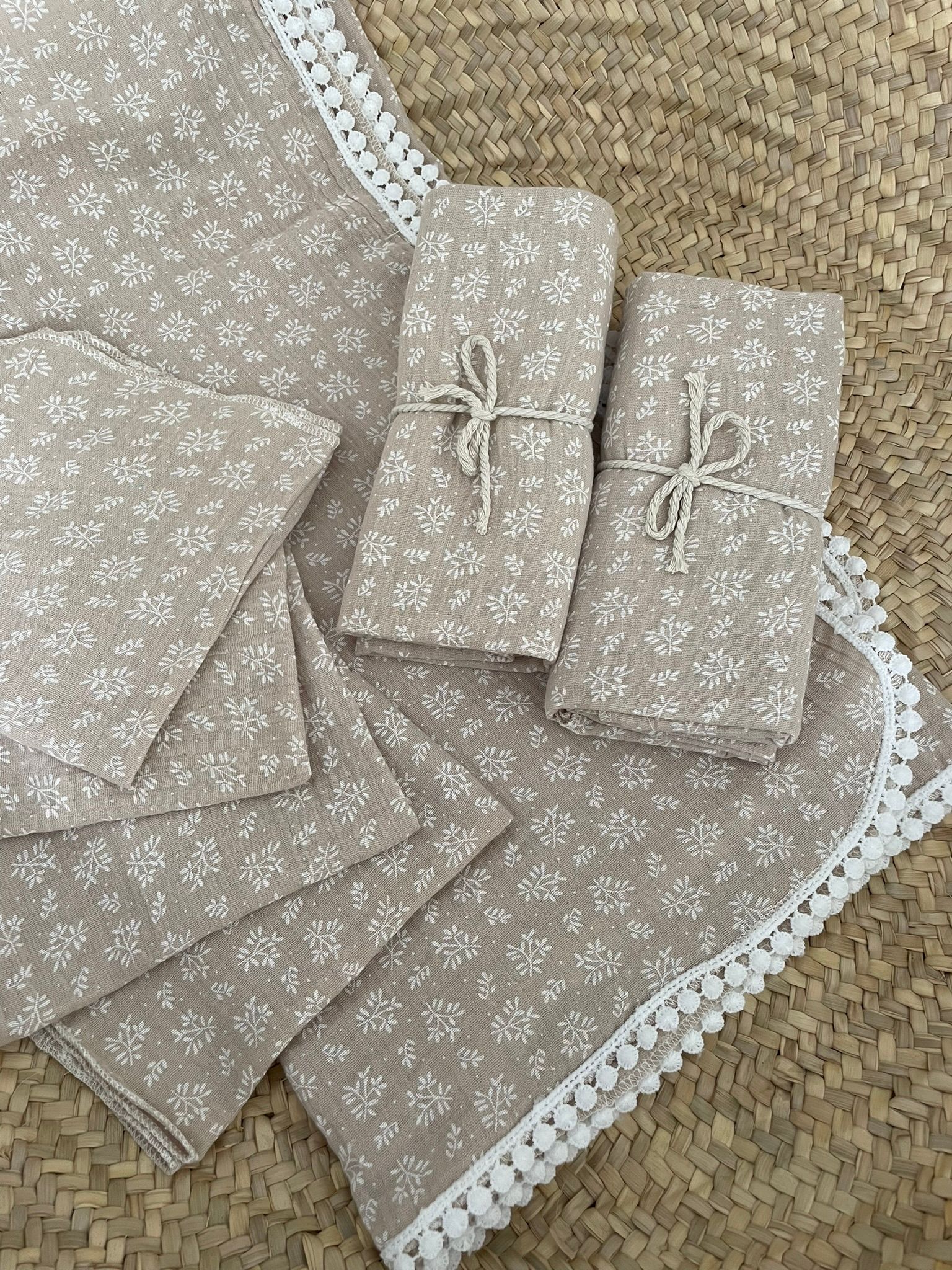 Swaddle hydrofiele doek beige bloemetjes bolletjes kant