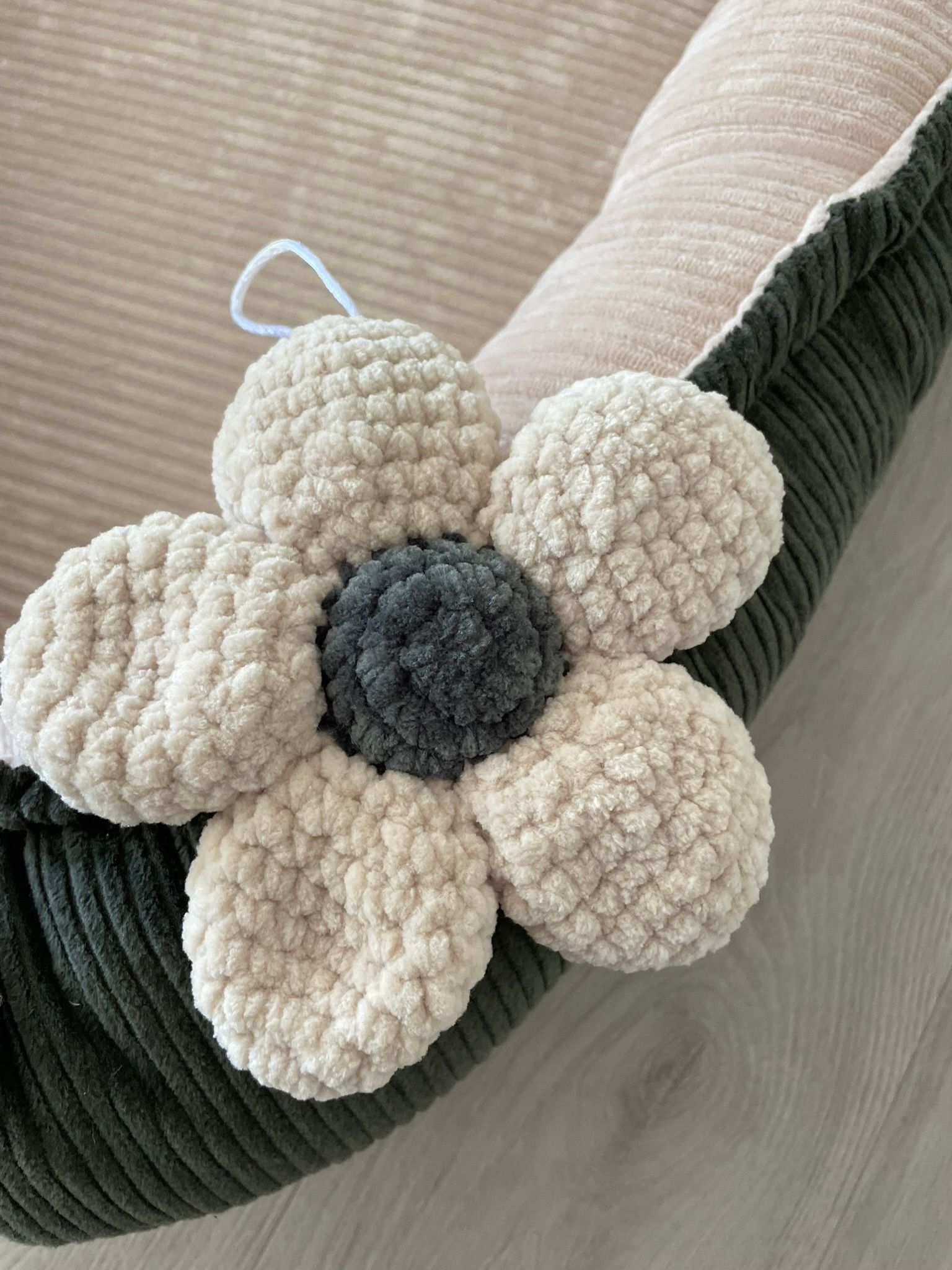 Speenknuffel  bloem  olijf - gehaakt