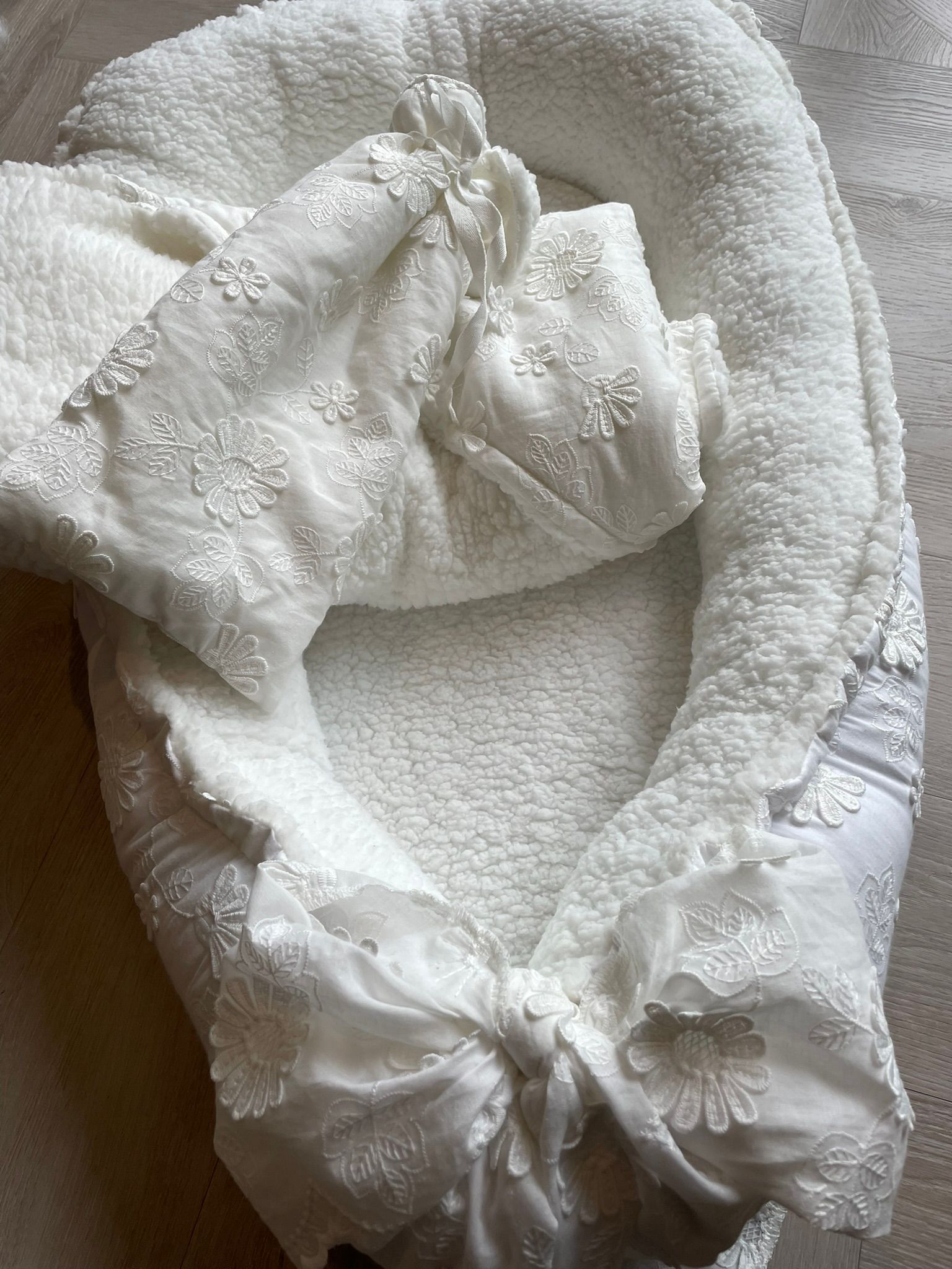 Babynestje witte teddy 3D bloemen