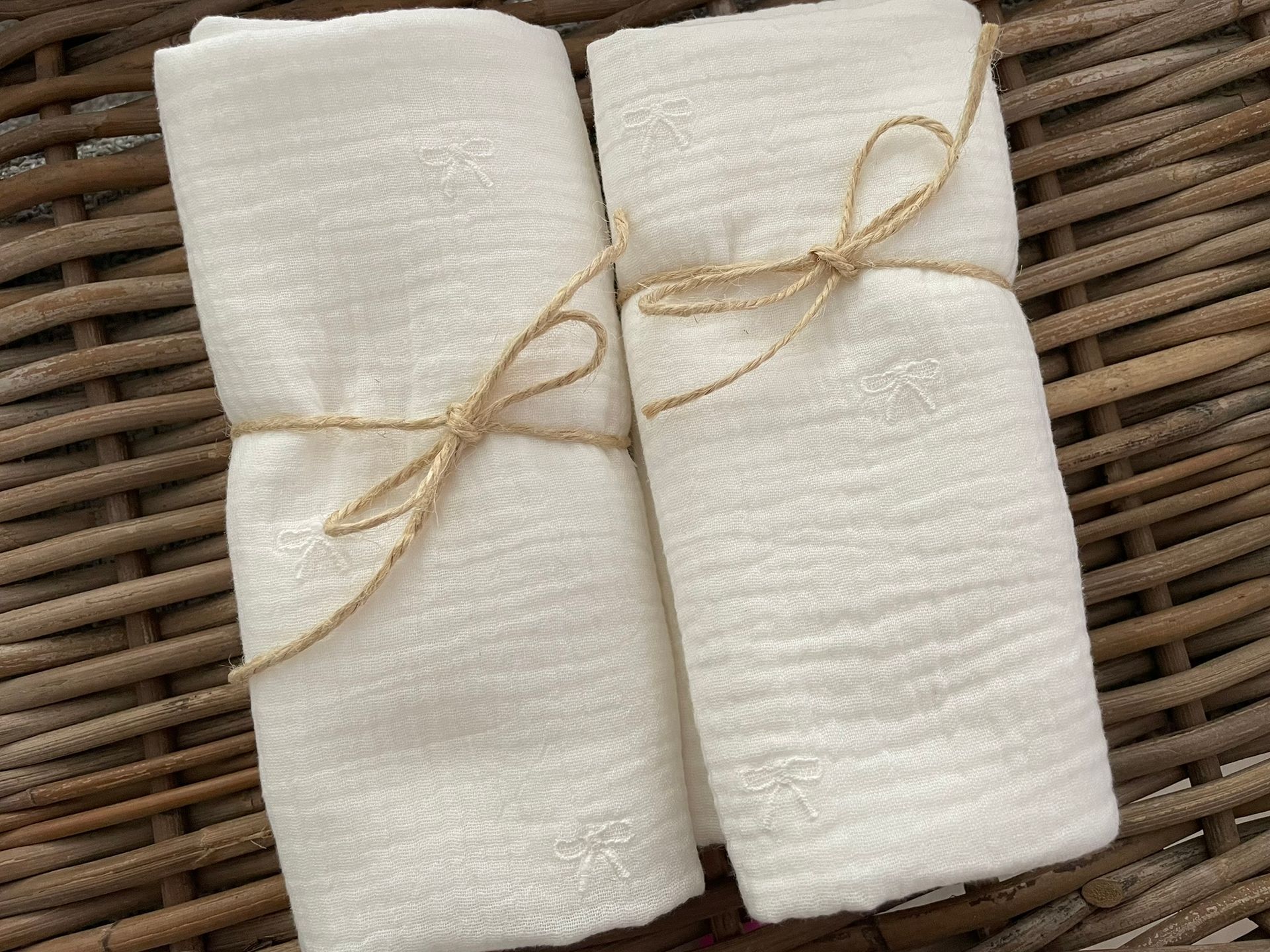 Hydrofiele doek, swaddle geborduurde strikjes wit