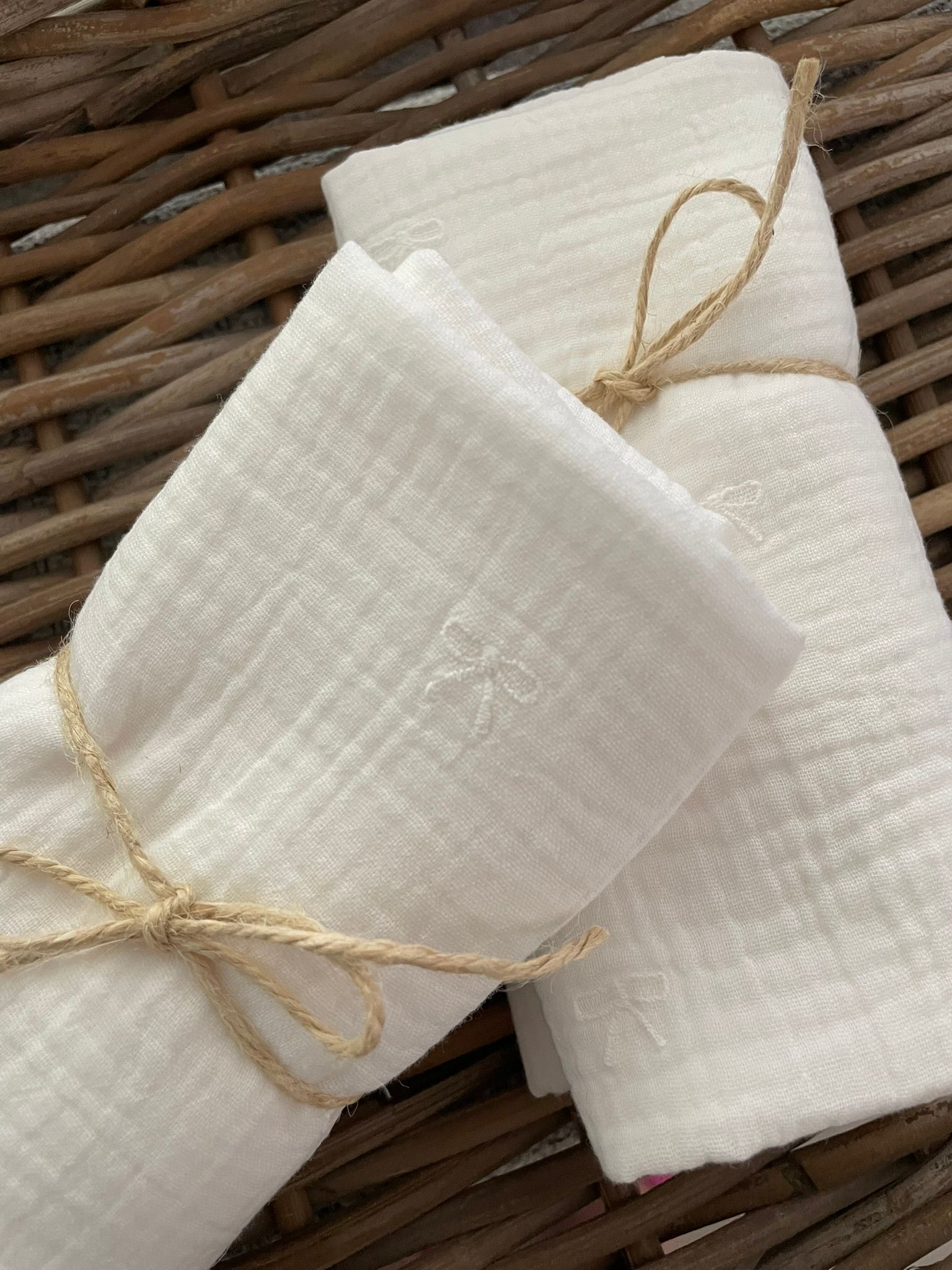 Hydrofiele doek, swaddle geborduurde strikjes wit
