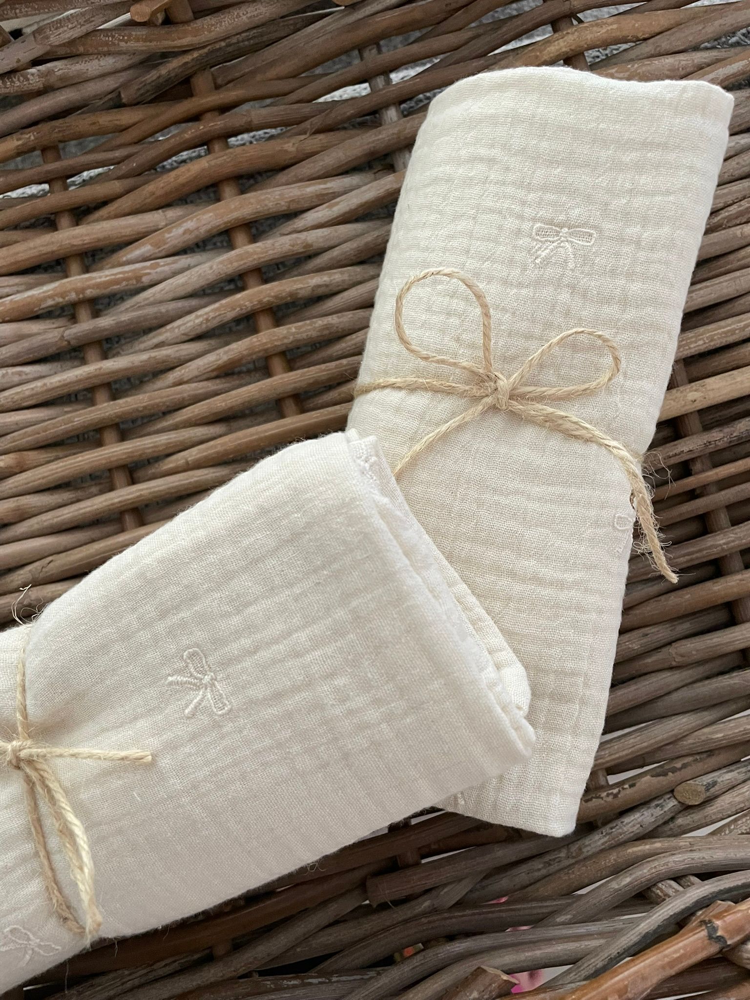 Hydrofiele doek, swaddle geborduurde strikjes naturel