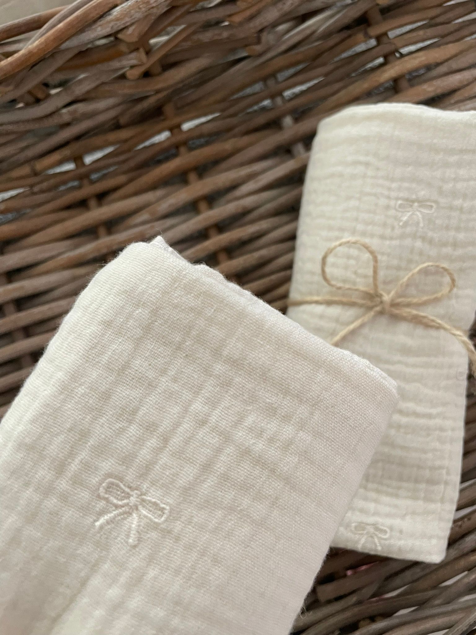 Hydrofiele doek, swaddle geborduurde strikjes naturel