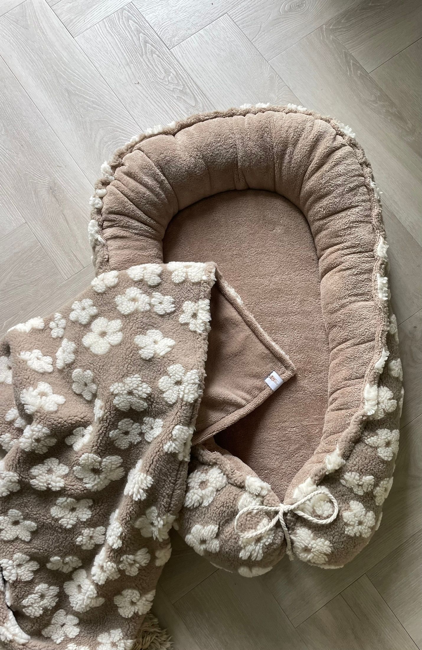 Babynestje taupe bouclé daisy met bamboe