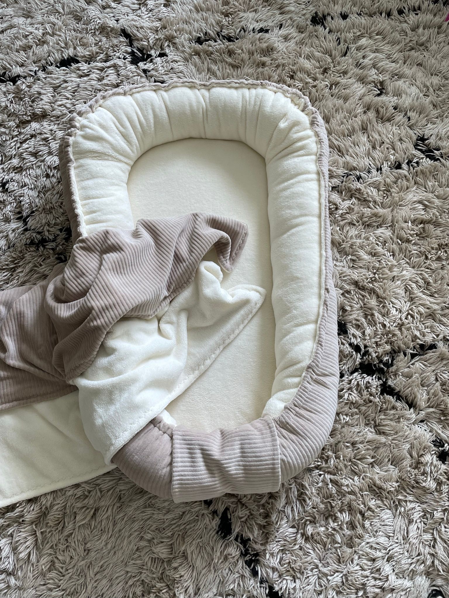 Babynestje donker beige rib bamboe