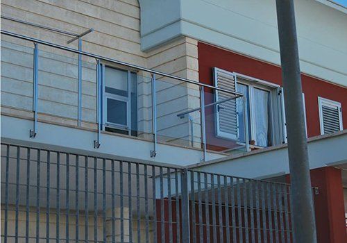 Balcone con il parapetto in acciaio e vetro a Laterza , Taranto