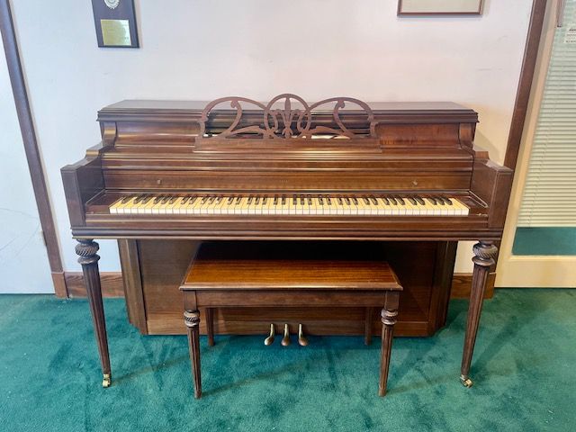 Bohemia Piano - Polished Mahogany