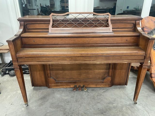 Bohemia Piano - Polished Mahogany