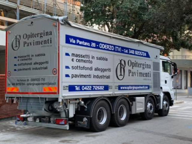 camion della ditta specializzata in pavimentazioni industriali