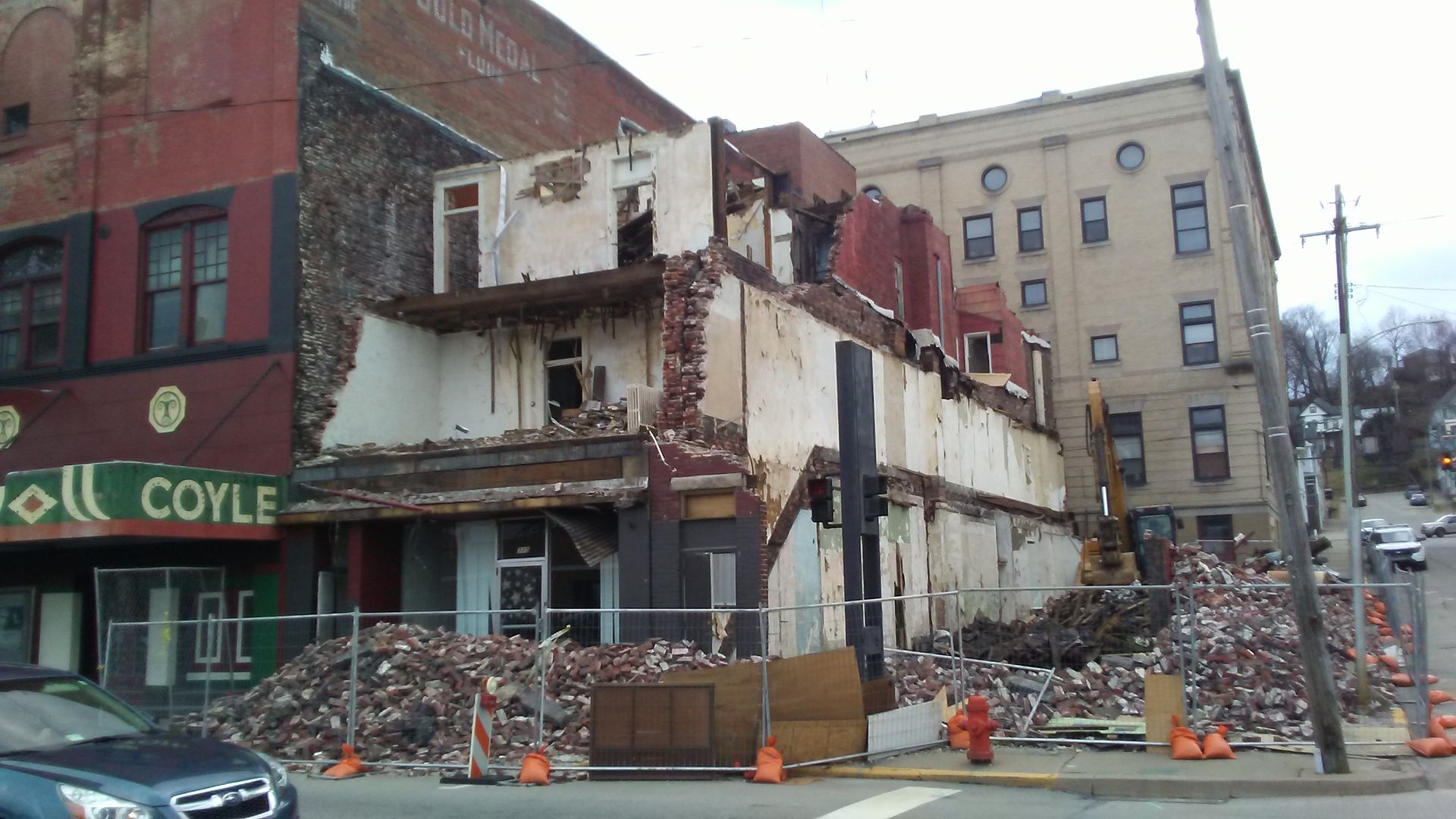 building demolished without damaging the ones around it