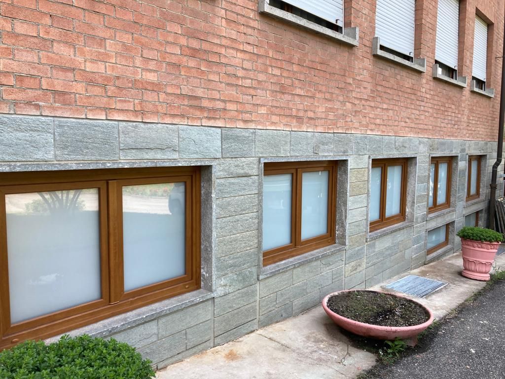 FINESTRE A DUE ANTE IN PVC COLORE: EFFETTO LEGNO CHIARO CON VETRO SATINATO