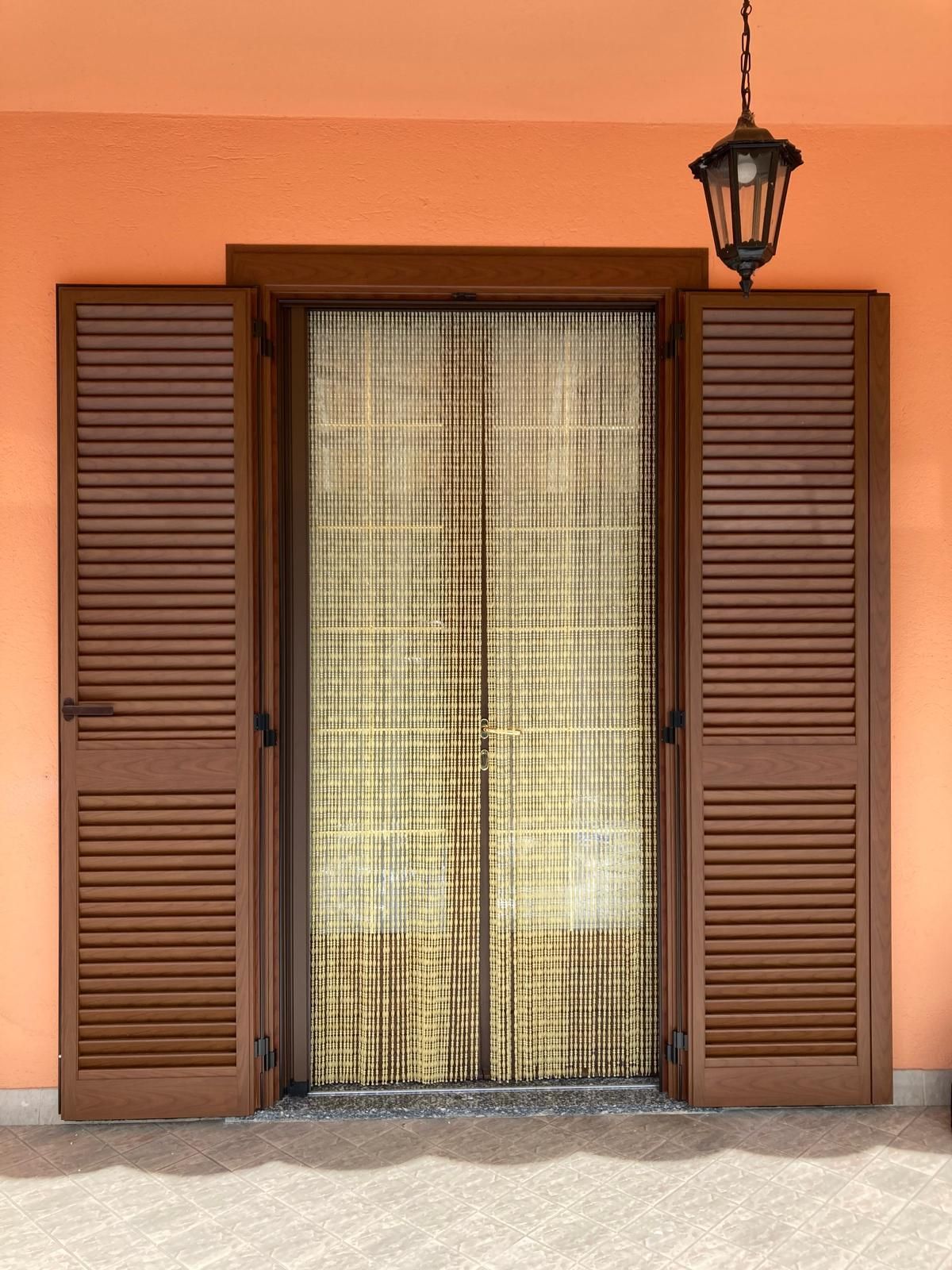 PORTONE SEZIONALE CON PORTA PASSO D’UOMO INSERITA NEL MANTO