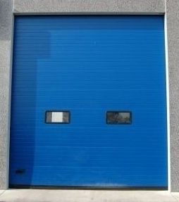 PORTONE INDUSTRIALE CON PANNELLO RIGATO COLORE BLU’ CON OBLO’ TRASPARENTI.