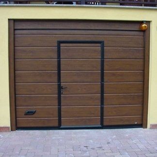 PORTA BASCULANTE IN LAMIERA ZINCATA.