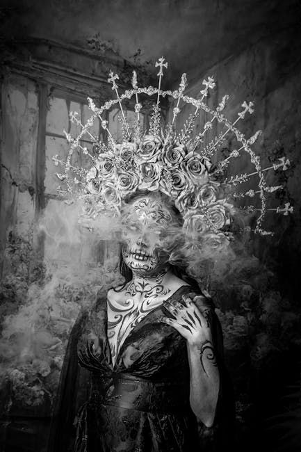 Mulher com o rosto coberto pela fumaça, usando uma coroa de flores e um vestido ornamentado, em um cenário gótico.