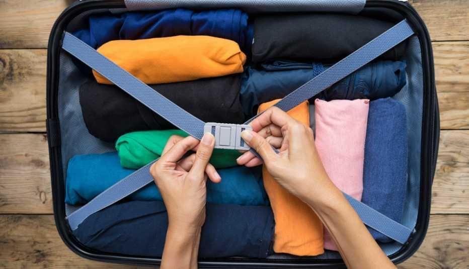 Maleta con equipaje para un viaje a la Selva Central