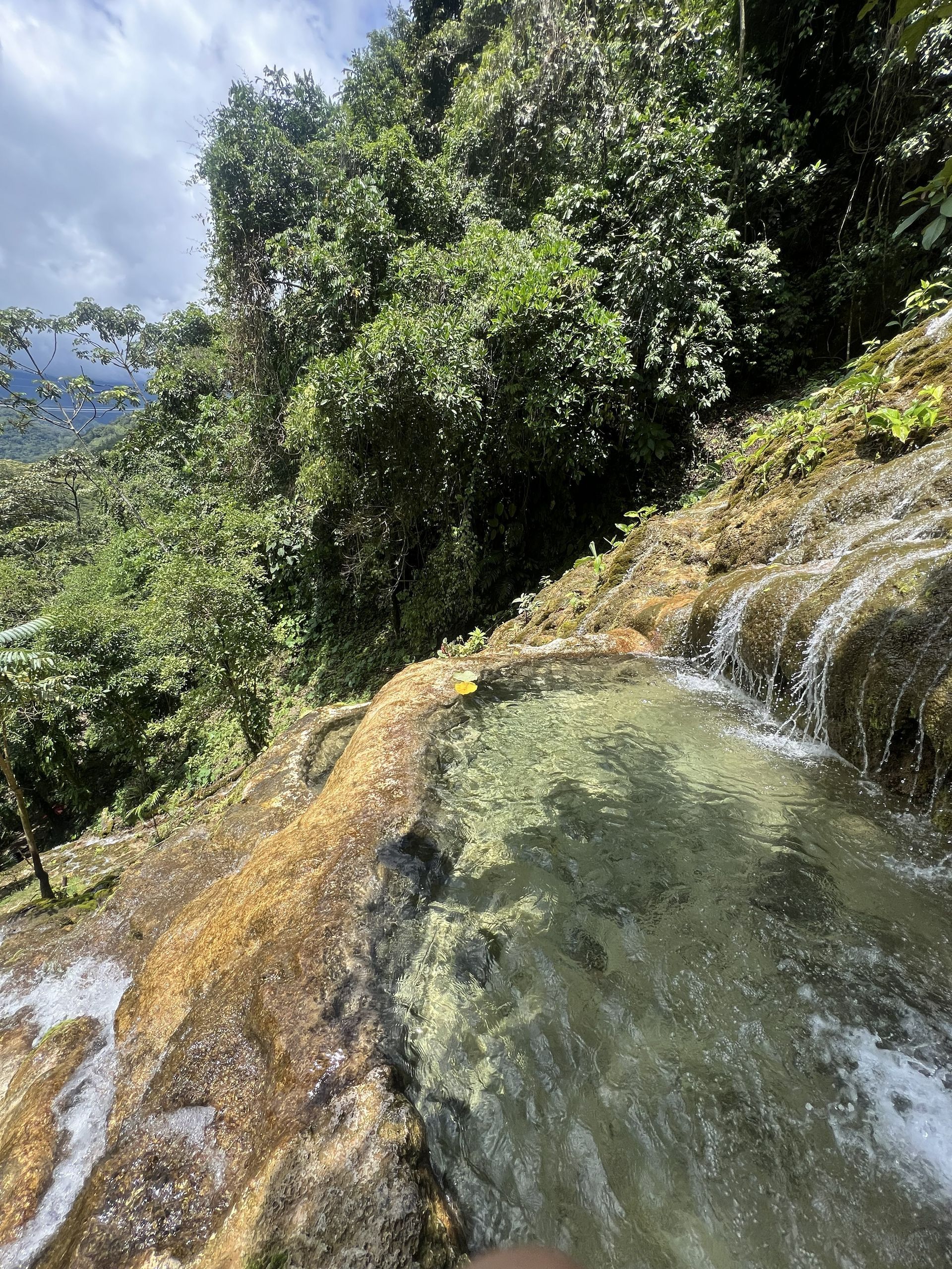 Una catarata llamada Velo de la novia o Bayoz ubicado en Chanchamayo