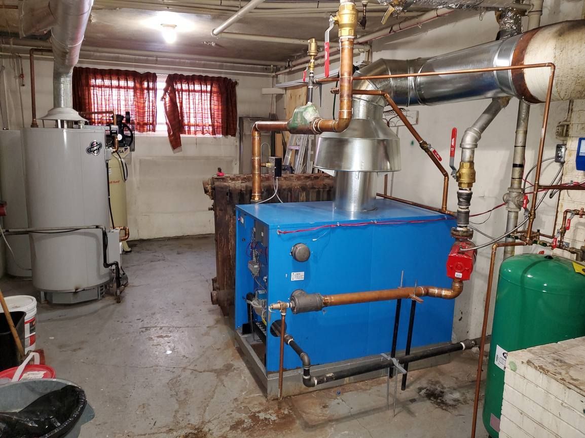 There is a blue boiler in the middle of the room.