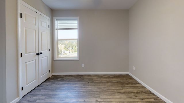 The Forum on East King St - Bedroom with closet and windows