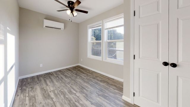 The Forum on East King St - Bedroom with AC, Fan, Windows and Hard wood floor