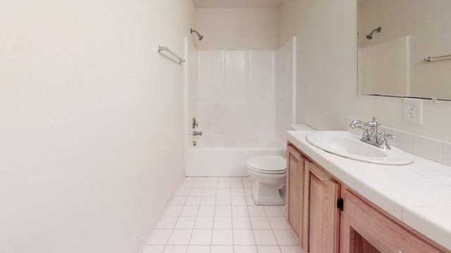 Junaluska Cabin bathroom with tub