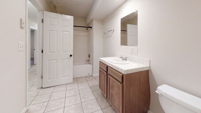 Junaluska Cabin bathroom with tub and sink