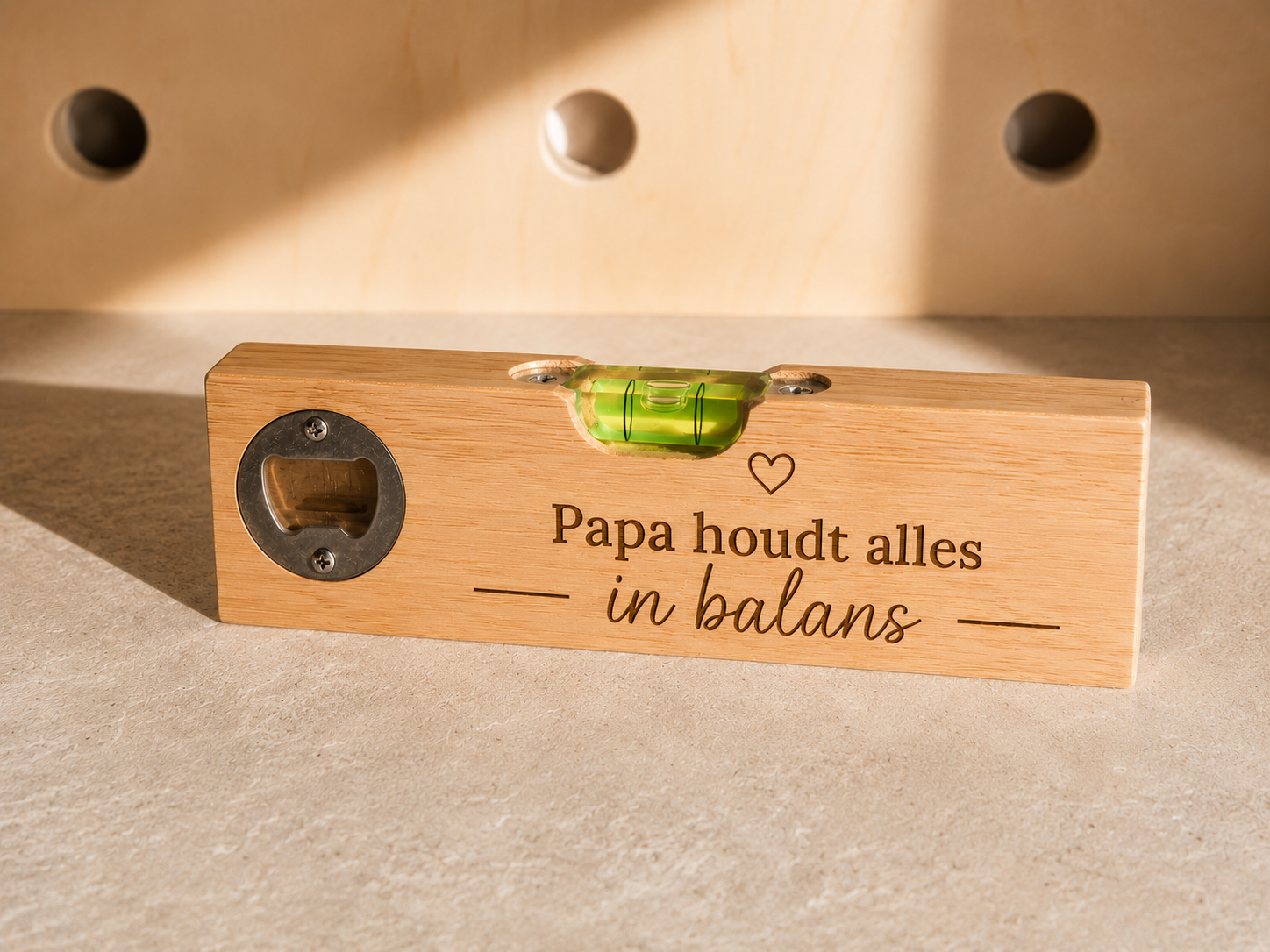 waterpas en flesopener in een, mooi houten item, te personaliseren met eigen tekst en namen, vaderdagcadeau, verjaardag cadeau