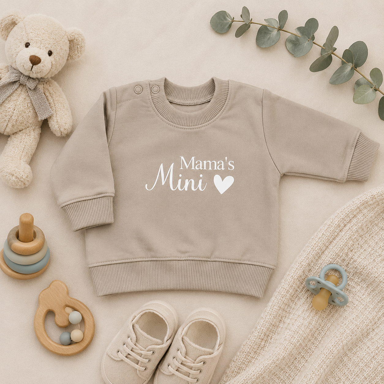 Beige sweater, persoonlijk bedrukt met de tekst mama's mini, leuk voor je kleine baby of kindje