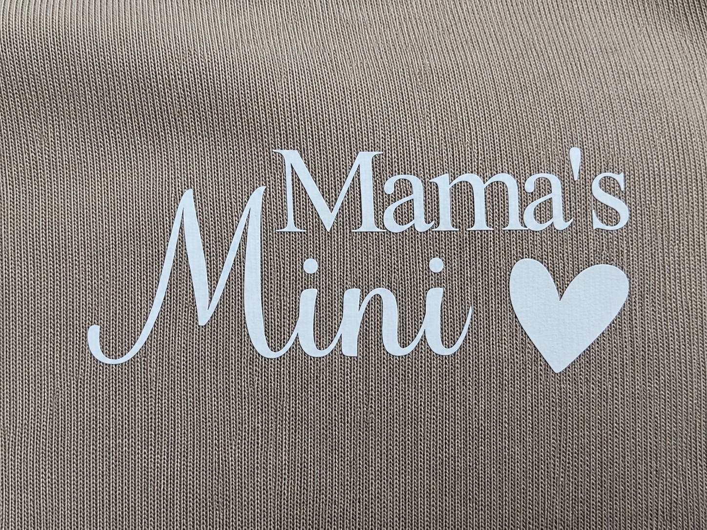 Beige sweater, persoonlijk bedrukt met de tekst mama's mini, leuk voor je kleine baby of kindje