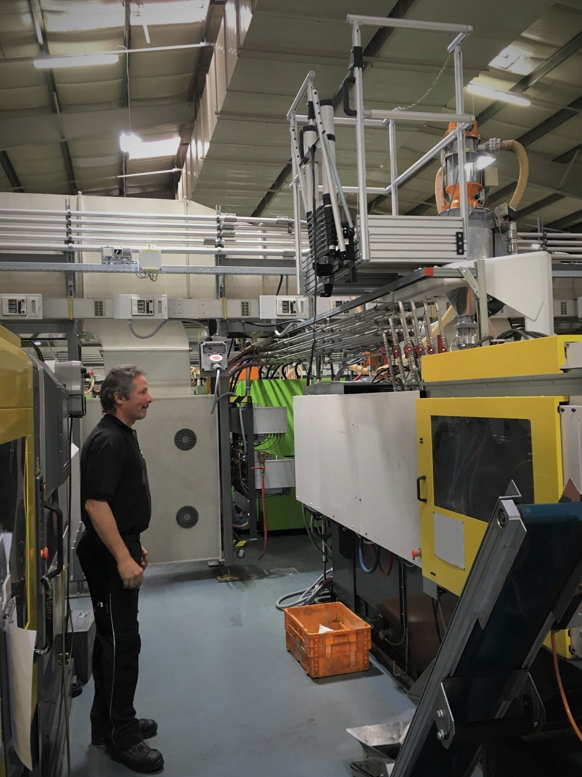 Ein Mann steht vor einer Maschine in einer Fabrik