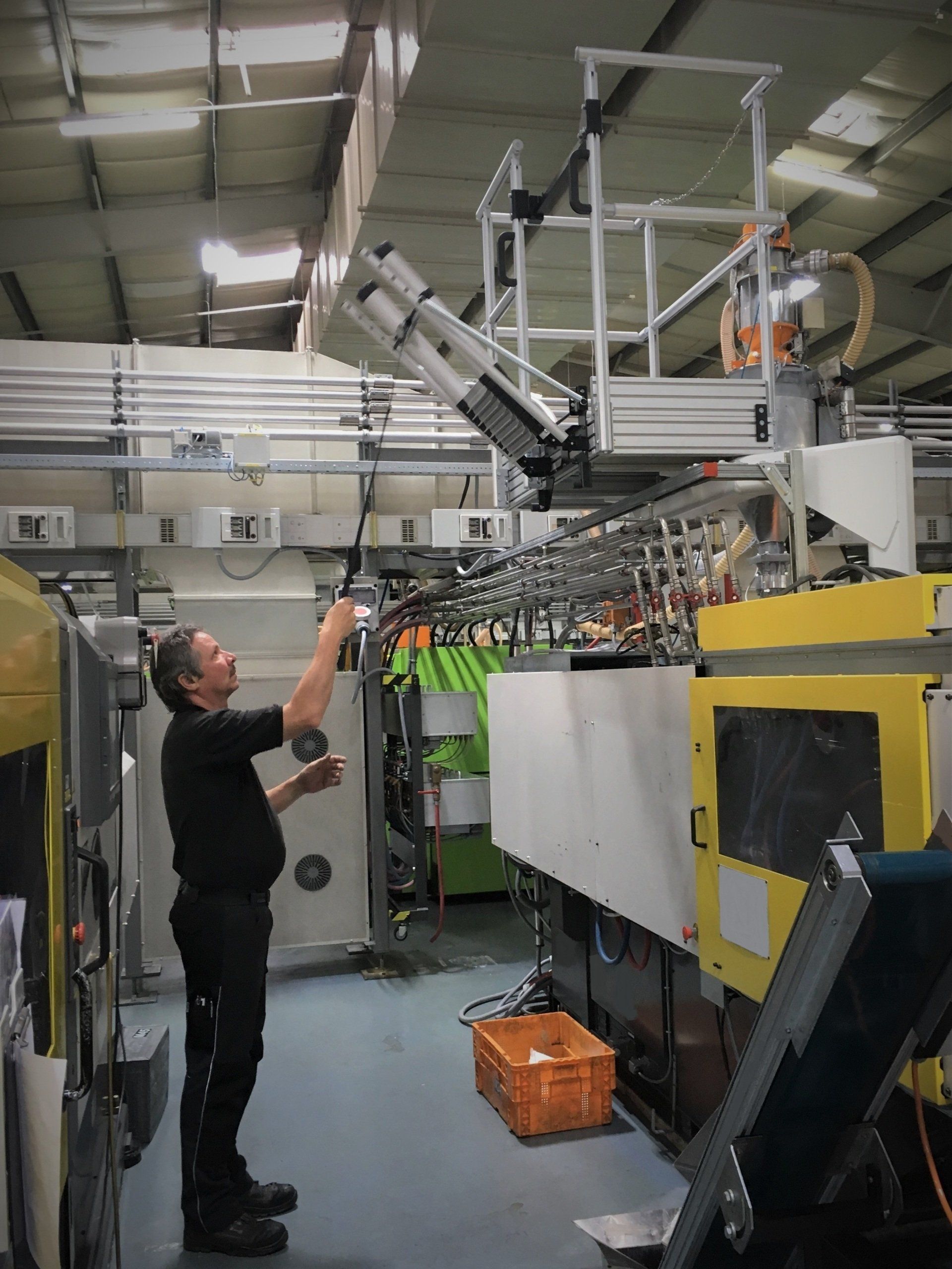Ein Mann arbeitet an einer Maschine in einer Fabrik